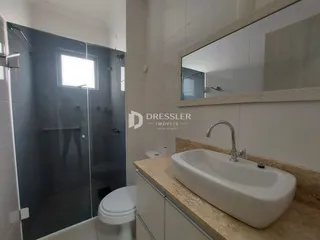Foto de um banheiro moderno com pia e box de vidro.