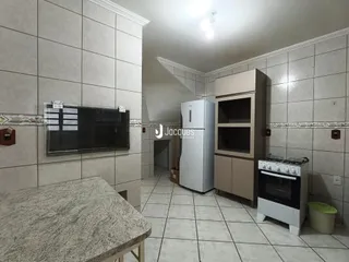 Interior de um imóvel com revestimento de cerâmica nas paredes e piso.