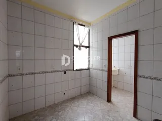 Interior de uma sala com piso e paredes revestidos de cerâmica.