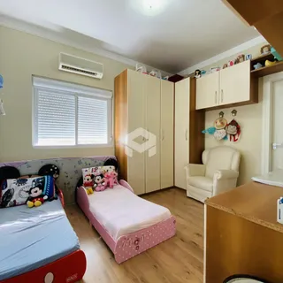 Quarto com cama e armários em um ambiente claro.