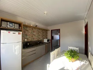 Foto de uma cozinha com armários e eletrodomésticos em Lajeado, Brasil.