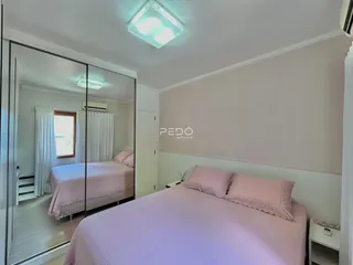 Foto de um quarto com cama e espelho em um imóvel.