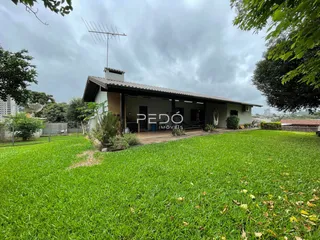 Fachada de uma casa com jardim em Lajeado, Brasil.