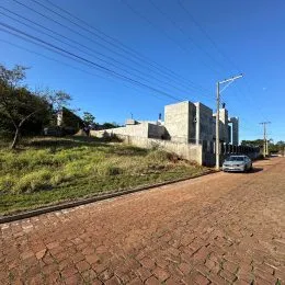 Vista externa de uma propriedade com muro de concreto e área gramada em Lajeado.