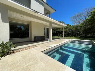 Foto da fachada de uma casa com piscina e jardim em Lajeado, Brasil.