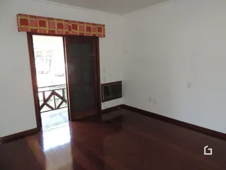 Um cômodo com piso de madeira e uma porta de entrada.