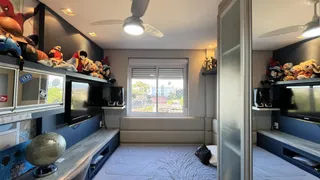 Sala de estar com decoração e televisão instalada.