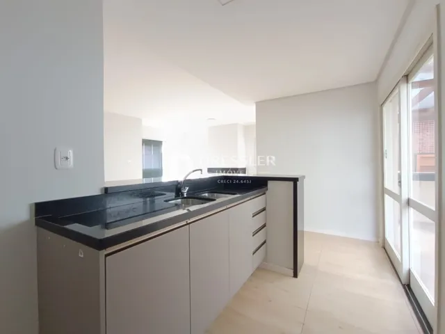 Vista da cozinha com armários e bancada em um imóvel em Lajeado.