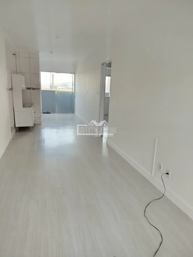 Corredor longo e claro de uma residência moderna.