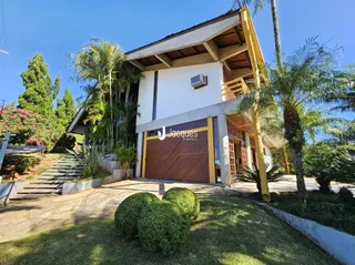Fachada de uma residência em Lajeado, Brasil, com jardim frontal.