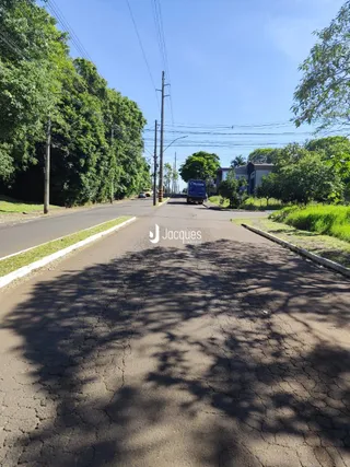 Vista de uma rua arborizada em Lajeado, Brasil.