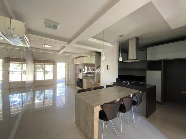 Ambiente moderno de sala de estar e cozinha em um imóvel no Brasil.