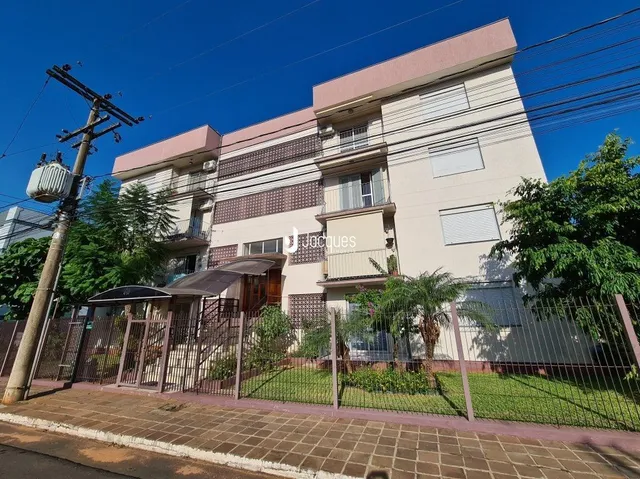 Fachada de uma residência em Lajeado, Brasil, com cerca e jardim na frente.