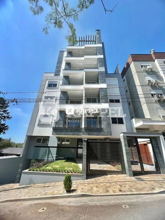 Fachada de um prédio residencial em Lajeado, Brasil, com vários andares e varandas.