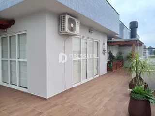 Vista da fachada de uma residência em Lajeado, Brasil, com área externa pavimentada.