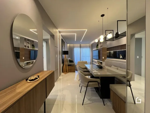 Ambiente moderno de sala de estar com piso de mármore e decoração contemporânea.