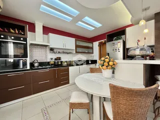 Cozinha moderna com mesa de jantar em Lajeado, Brasil.