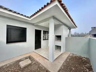 Fachada de uma casa em Lajeado, Brasil com telhado de telhas de barro.