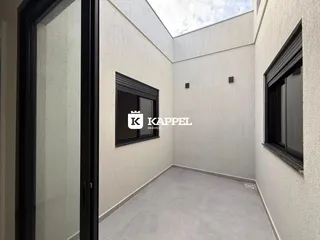 Vista interna de um corredor com paredes brancas e piso de porcelanato cinza claro.