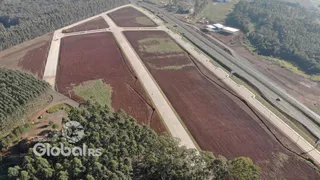 Vista aérea de terras agrícolas e áreas florestais adjacentes a uma linha de trem.