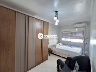 Quarto com cama e armário de madeira.