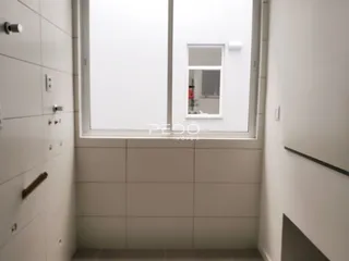Vista de uma parede interna com janela em um imóvel.