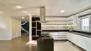 Cozinha moderna com armários brancos e bancada.