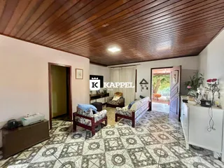 Sala de estar com piso de cerâmica e móveis de madeira.