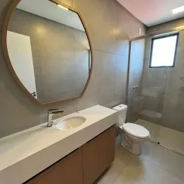 Foto de um banheiro com bancada e vaso sanitário.