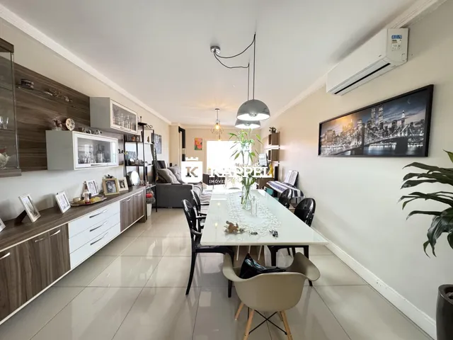 Esta é uma foto de uma sala de estar e jantar ampla com acabamentos modernos.
