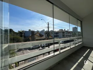 Vista da rua e edifícios de Lajeado a partir de uma varanda.