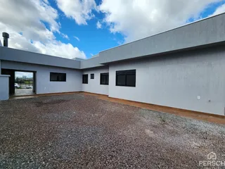 Exterior da casa moderna em Lajeado, Brasil, com área de estacionamento de cascalho.