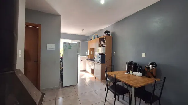 Ambiente interno com sala de jantar e cozinha em Lajeado.