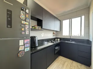 Foto de uma cozinha moderna com armários escuros e bancada de granito.