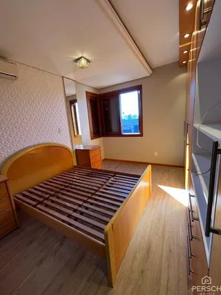 Quarto com cama de madeira e janela de madeira.