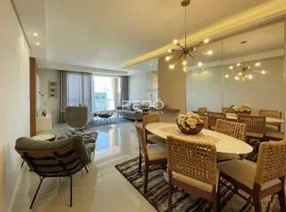 Sala de estar e jantar de um imóvel em Lajeado, Brasil.