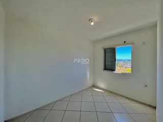Interior de um cômodo com piso de cerâmica e janela.