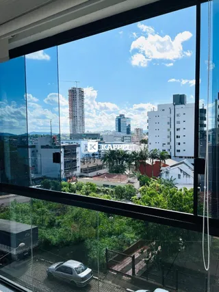 Vista da paisagem urbana de Lajeado com edifícios altos ao fundo.