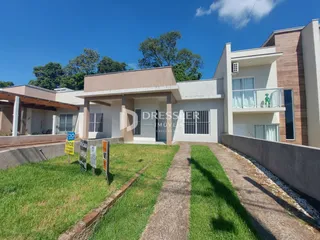 Fachada de uma residência em Lajeado, Brasil, com jardim frontal e acesso de entrada.