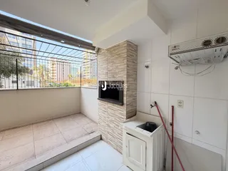 Vista interna de um ambiente com piso de cerâmica e parede de destaque em Lajeado.