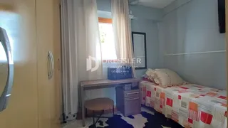Quarto com janela e armário na sala.