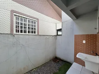 Fachada lateral de uma residência em Lajeado, Brasil, com janela e muro de alvenaria.