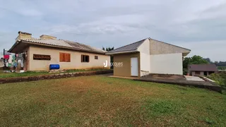A fachada de uma casa em Lajeado, Brasil, com um grande gramado à frente.
