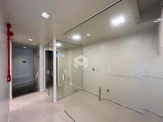Hall com divisórias de vidro em uma propriedade.