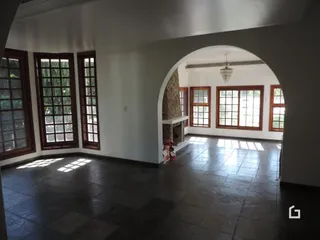 Foto de um ambiente interno com teto abobadado e piso escuro.