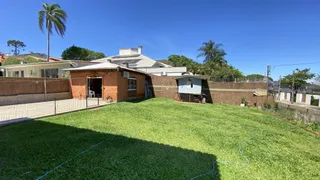 Gramado verde bem cuidado em frente à residência.