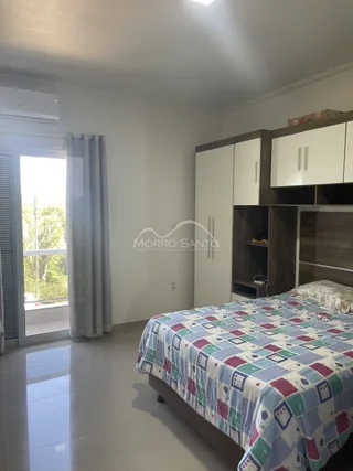 Quarto com cama e armário em um apartamento.
