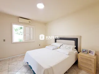 Foto de um quarto com cama de casal e janela.