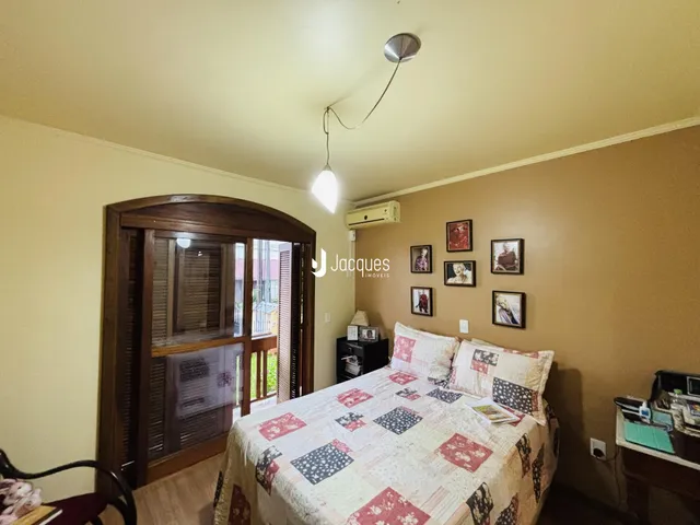 Quarto interno com cabeceira e porta de madeira em imóvel no Brasil.