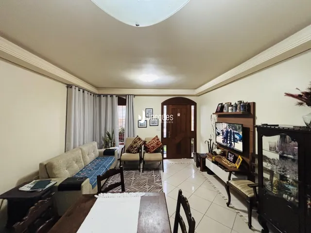 Sala de estar com sofá e móveis de madeira em uma residência.